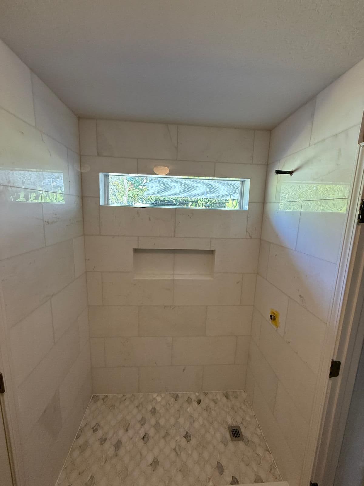 Shower Tile with Niche & Window